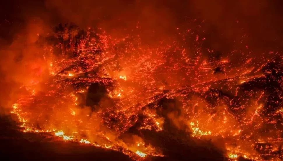 Antalya'da orman yangınıyla mücadele. Evler boşaltıldı
