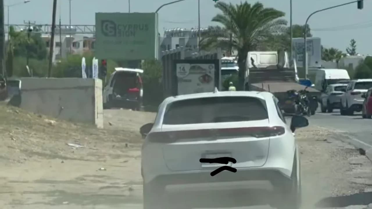 Banketten ilerleyerek araçları solladı: Polis görüntüler üzerine harekete geçti