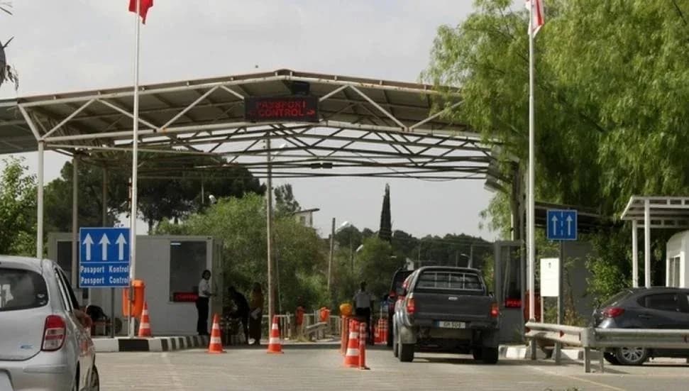 Rum polisi, trafik cezalarını geçiş noktalarında dağıtmaya devam ediyor