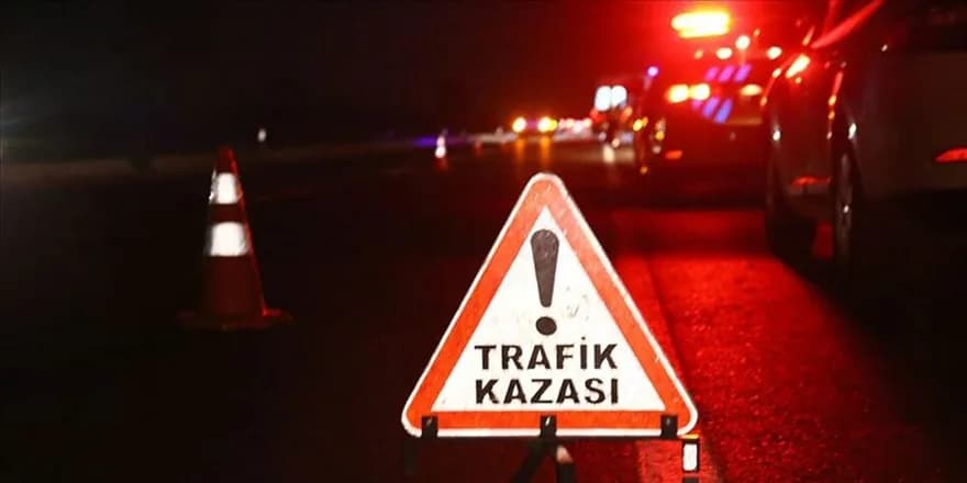 Direksiyon hakimiyetini kaybeden alkollü sürücü park halindeki araca çarptı