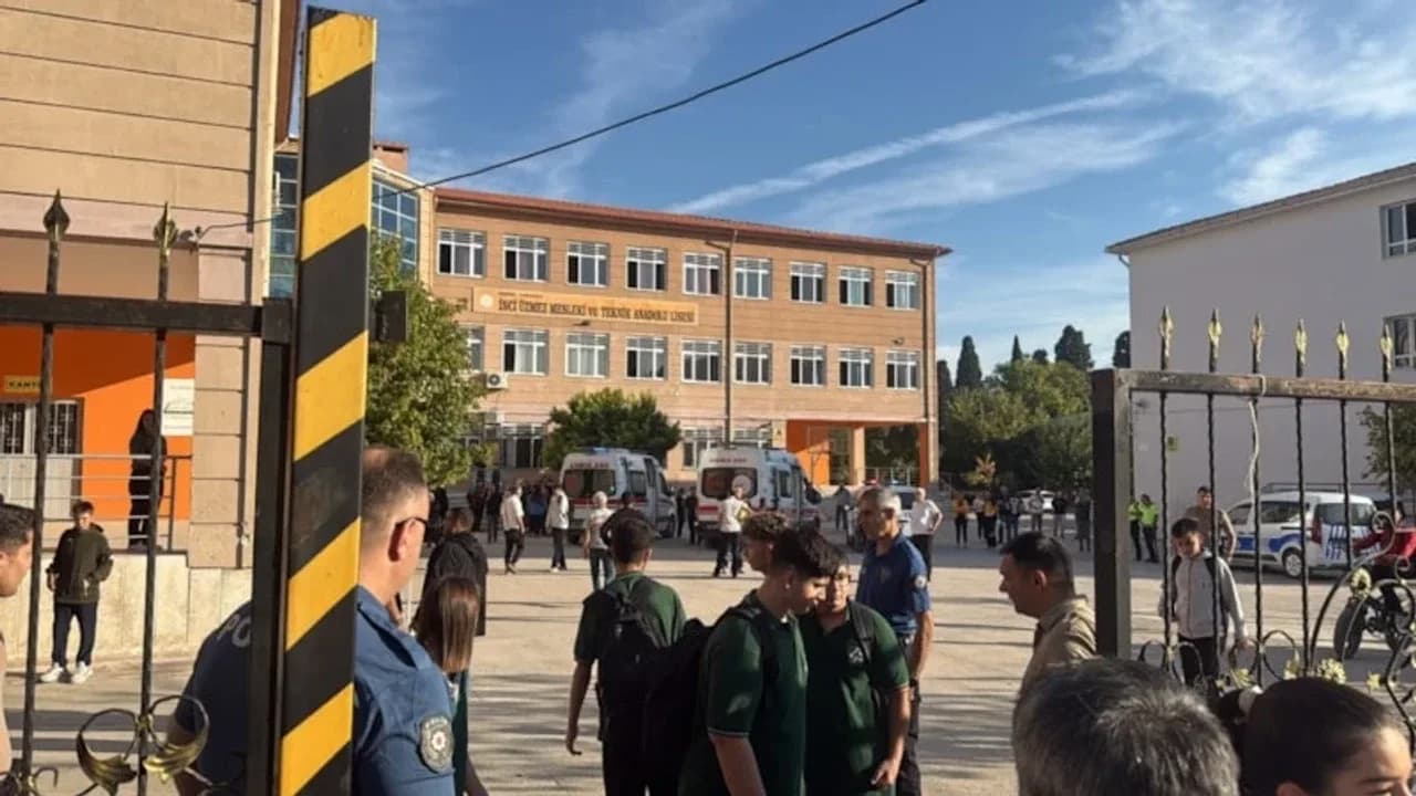 Manisa’da lise önünde silahlı saldırı: öğrenciler yaralandı