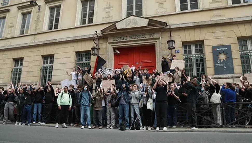 Fransa'da liselilerle polis arasında çatışma: 10 okula girişler protestocular tarafından kapatıldı