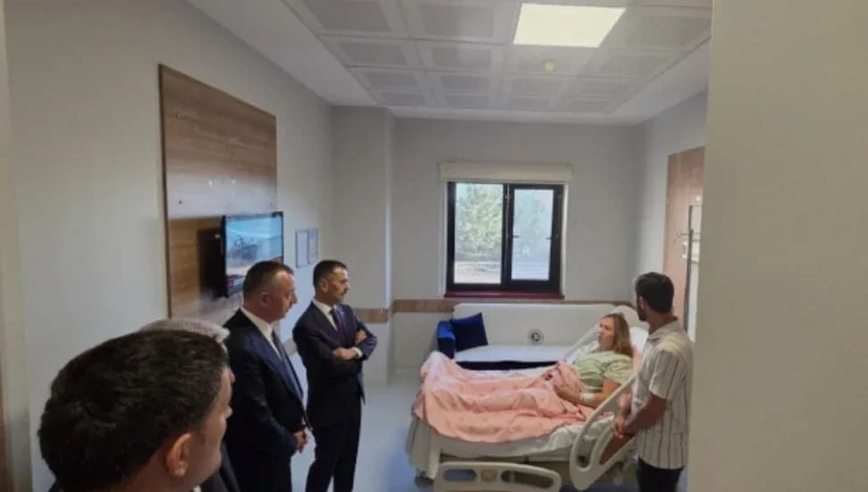 Girne'deki gemi faciasından kurtulan hamile kadına Kocaeli Valisi'nden ziyaret