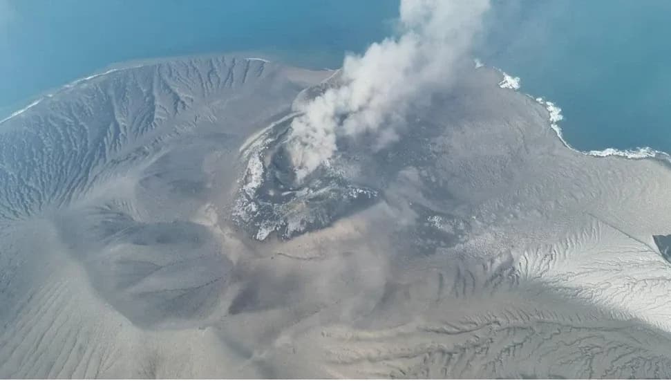 Endonezya’da Anak Krakatau Yanardağı patladı, 209 uçuş iptal edildi