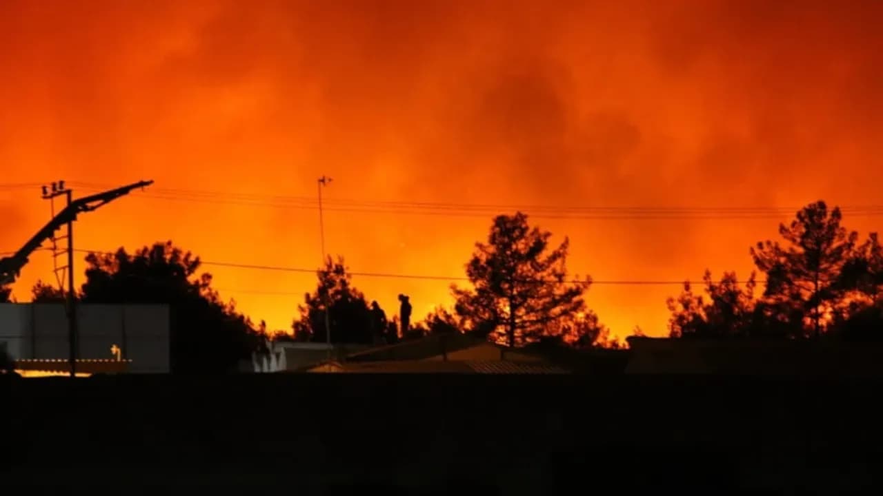 Antalya’da orman yangını büyüdü: Mahalleler tahliye edildi