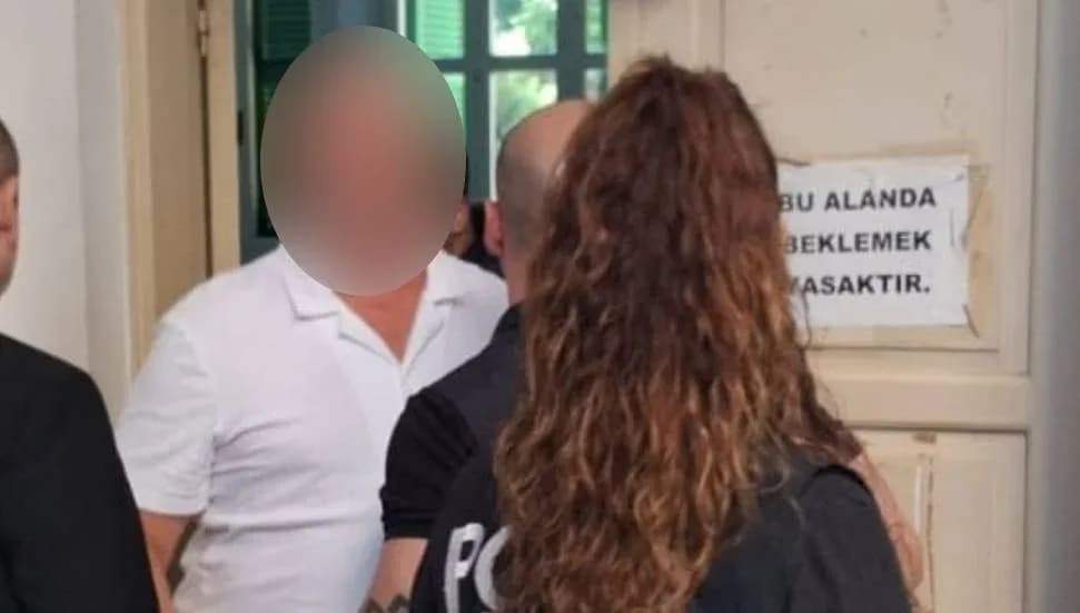 Özel okulun otoparkında şiddet: Öğrencilerin gözü önünde görevliyi darbetti