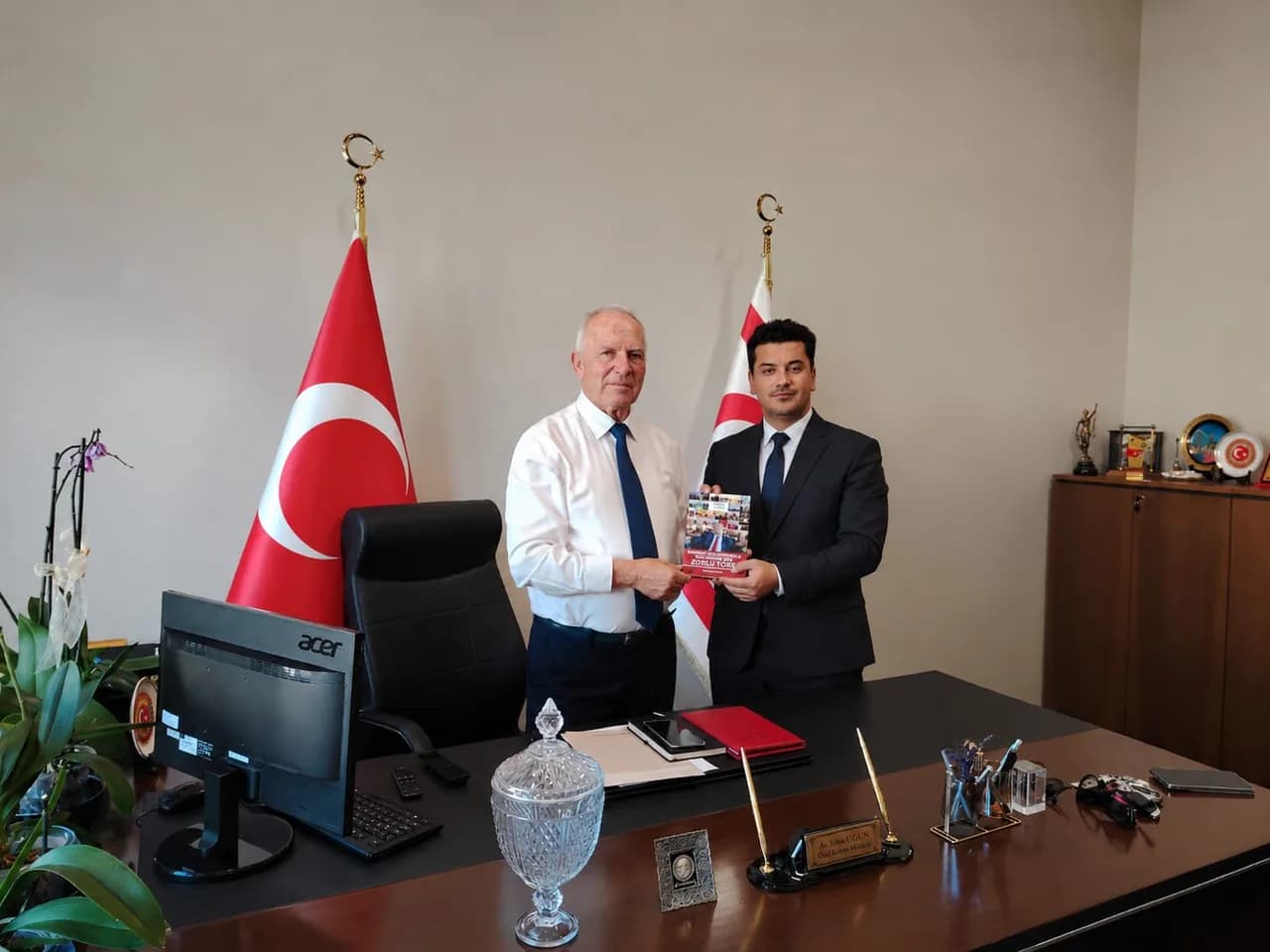 Azerbaycan’da yayınlanan “Kıbrıs’tan Dünyaya Haykıran Ses: Zorlu Töre” adlı kitap, Töre’ye takdim edildi