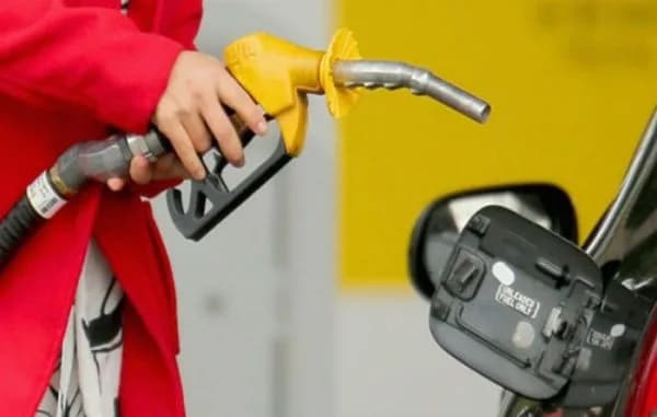 Altı günde akaryakıta ikinci zam: Benzinin litresi 77,12 TL’ye çıktı