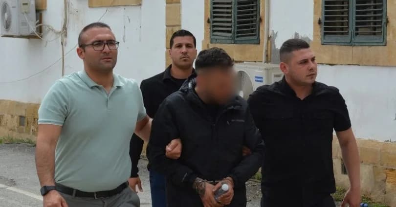 Ortaköy’de ev aramasında uyuşturucu olduğuna inanılan madde ve 7 hap bulundu
