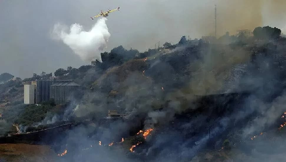 İtalya'nın Sicilya Adası'ndaki orman yangını Taormina yakınlarındaki bazı evleri tehdit ediyor