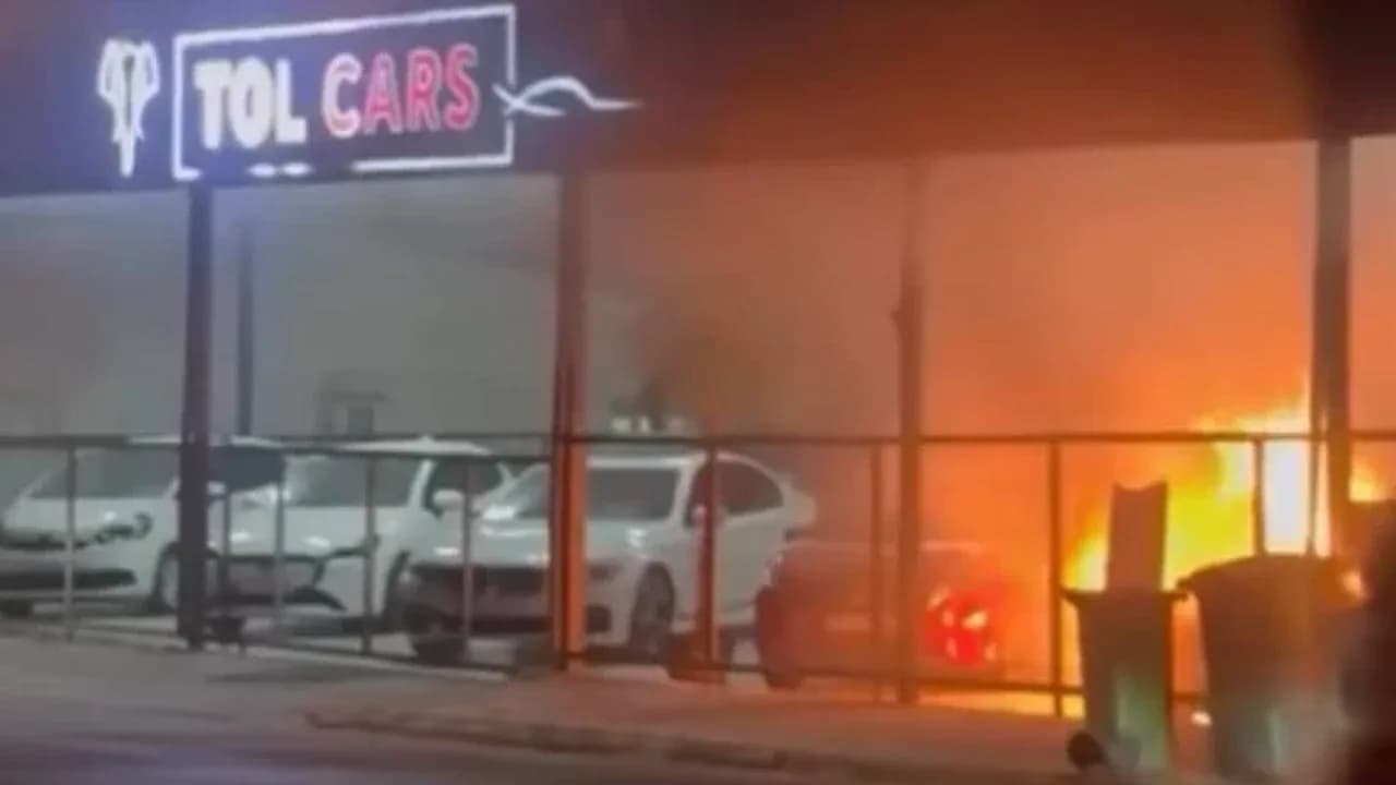 Lefkoşa’da oto galeri kundaklandı: 2 zanlı Ercan’da yakalandı