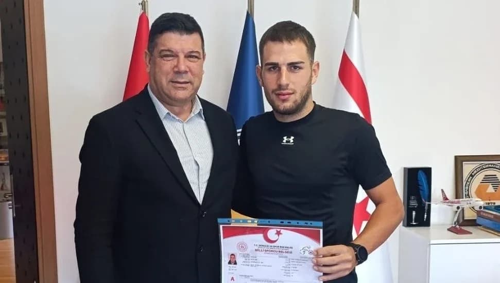 DAÜ öğrencisi ve milli bisikletçi Emre Kaplan'dan DAÜ Rektörü Hasan Kılıç’ı ziyaret