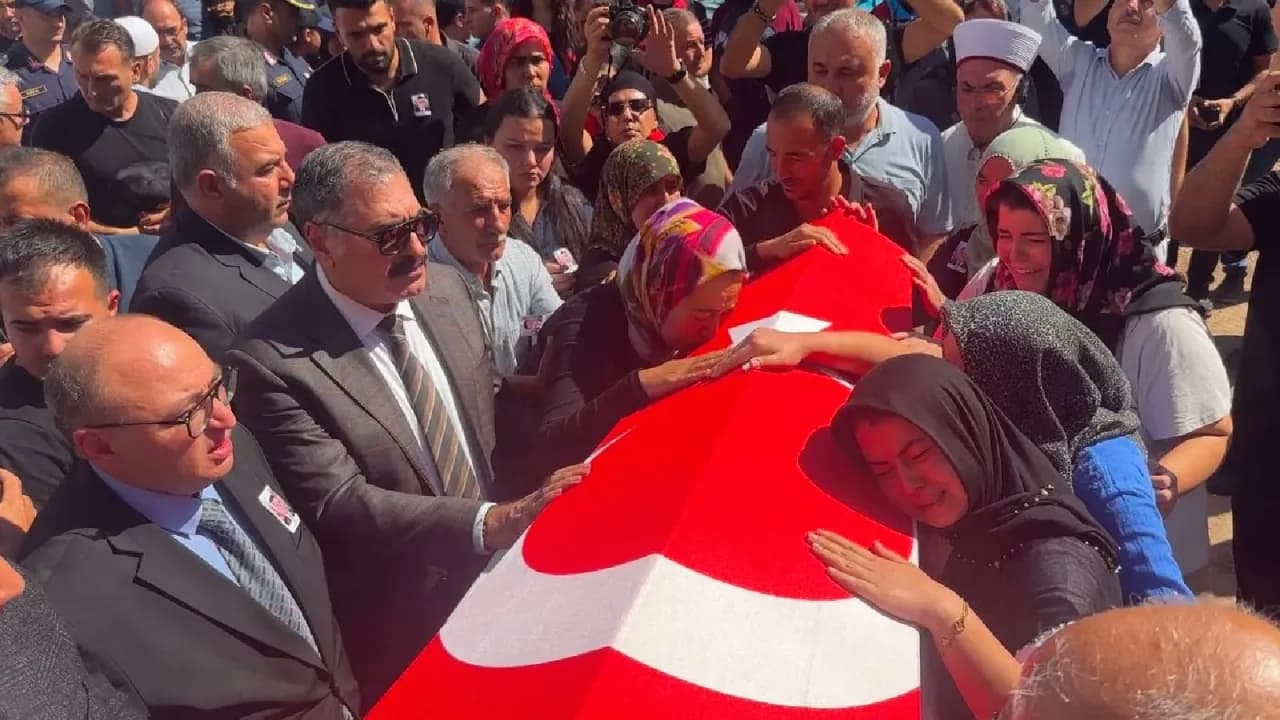 Gemi kazasında hayatını kaybeden Uzman Çavuş Ateş Mersin’de defnedildi