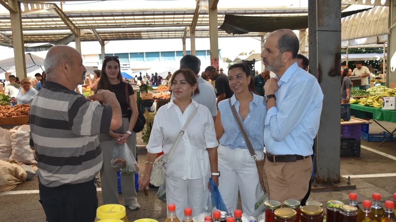 Özersay, Girne Açık Pazarında esnaf ve vatandaşla bir araya geldi