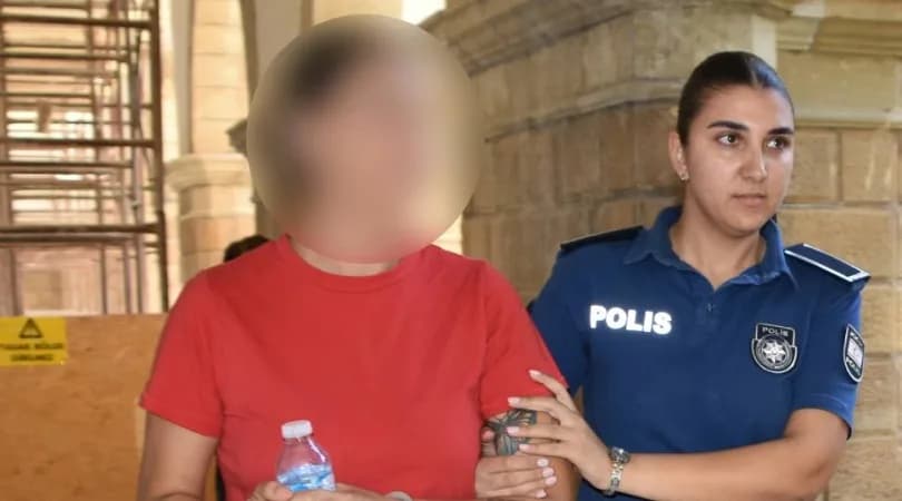 Yatakta kırmızı renkli iç çamaşırı gördü, odayı yaktı