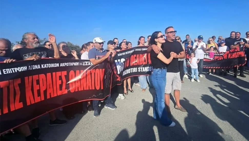 Ağrotur sakinlerinden İngiliz Üs İdaresi’nin yeni anten planına protesto