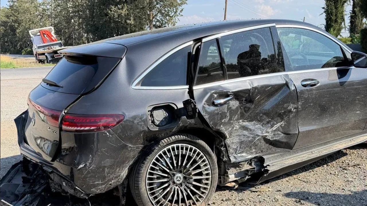 Güzelyurt’ta kaza: Sürücü araçta sıkıştı