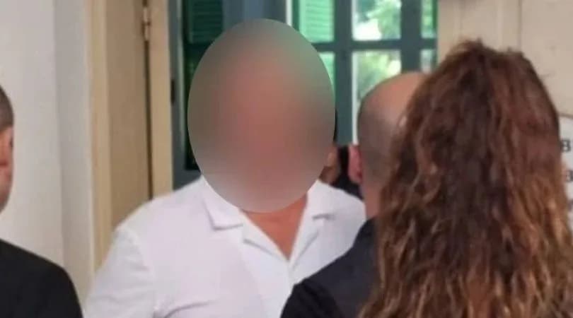 Öğrencilerin gözü önünde görevliyi darbetti!