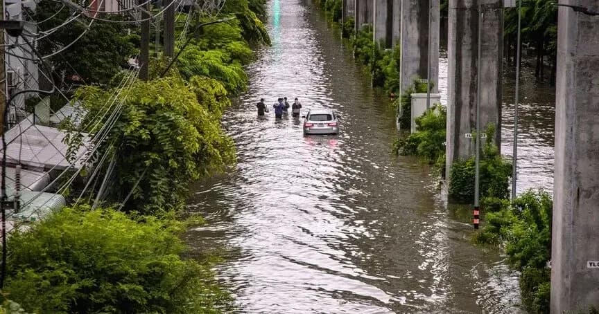 Tayland’ın başkenti Bangkok’ta etkili olan seller nedeniyle binlerce kişi tahliye edildi