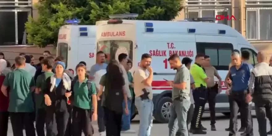 Türkiye Manisa’da okul önünde silahlı saldırı: Öğrenciler yaralandı