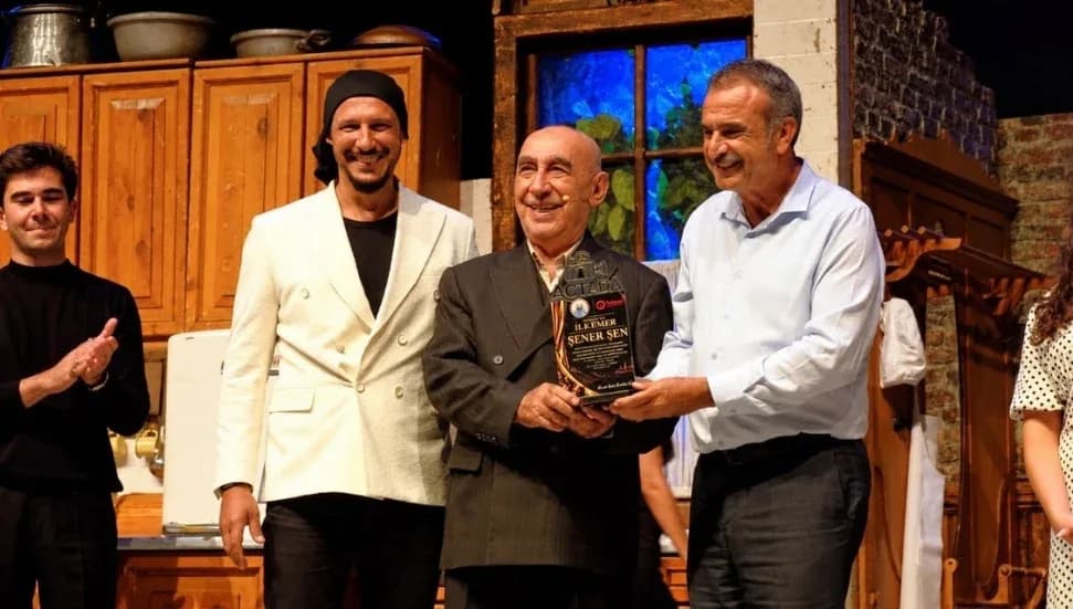 Şener Şen, “Zengin Mutfağı” ile Salamis Antik Tiyatrosu’nda sahne aldı