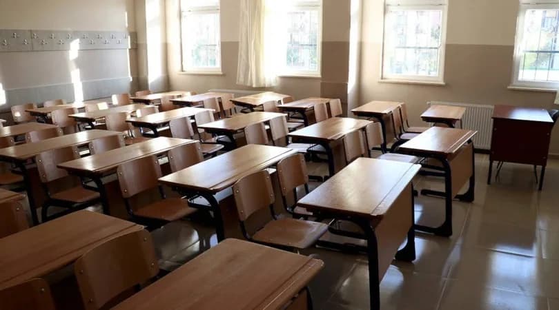 Güney Kıbrıs’ta ortaokul ve liseler dün açıldı