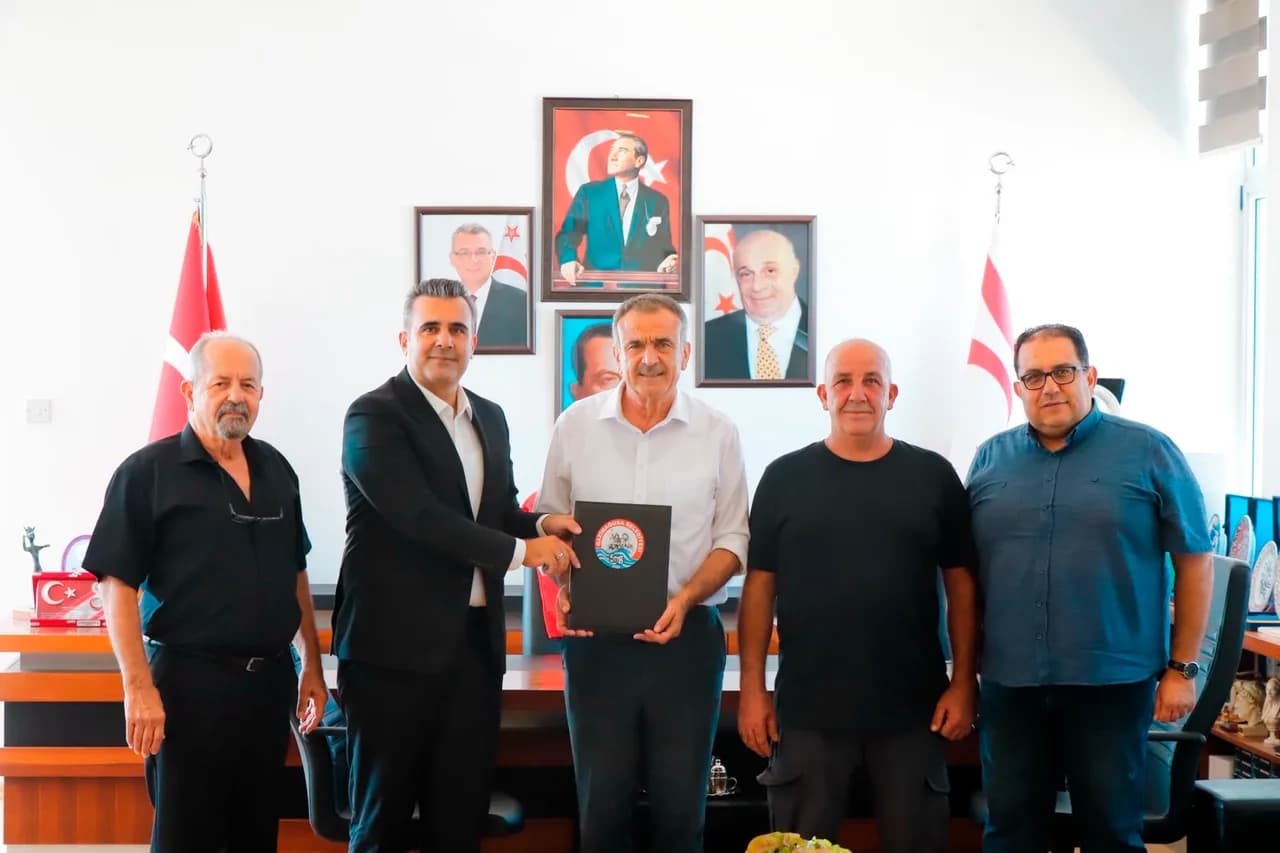Gazimağusa Belediyesi sıkıştırmalı çöp aracı alımı için sözleşme imzaladı