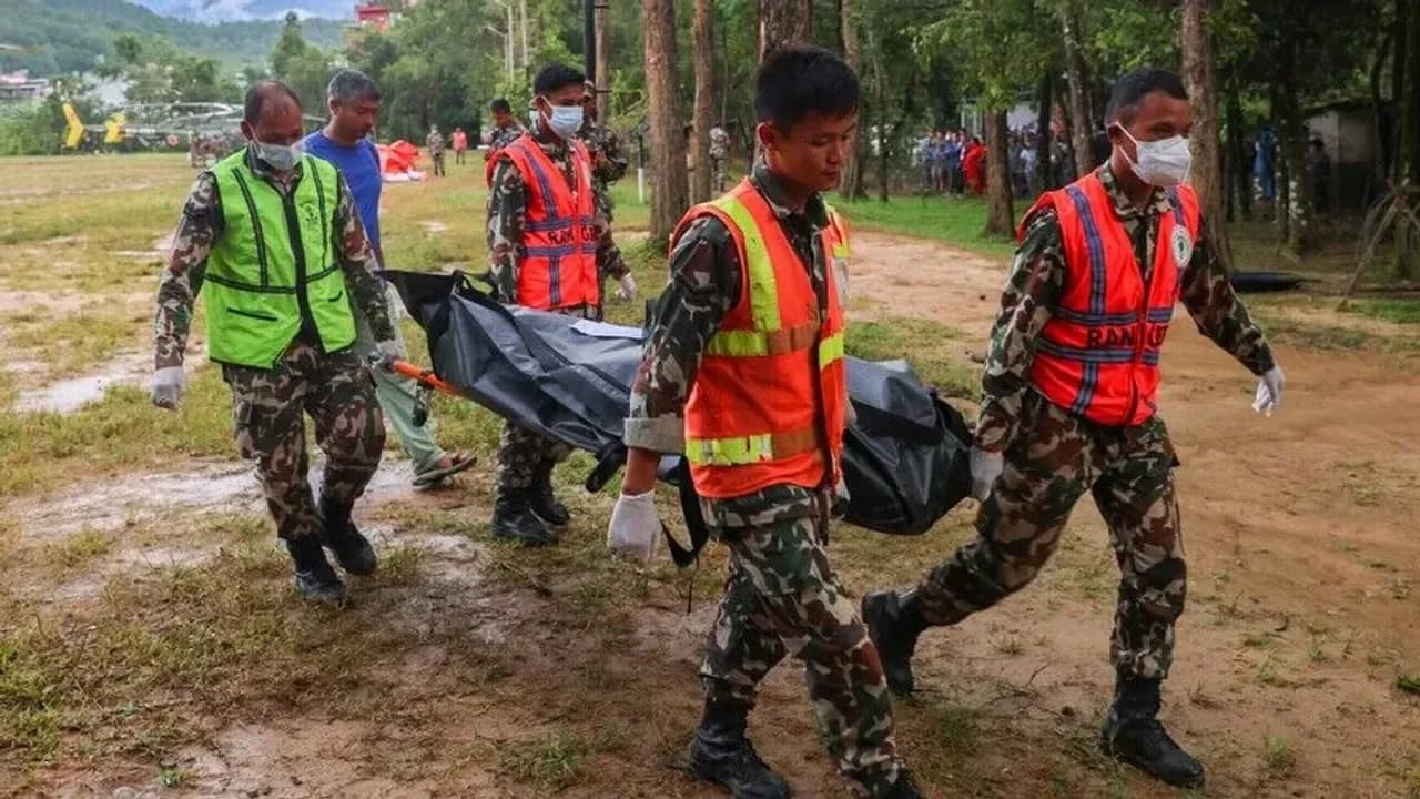 Nepal'deki sel felaketinde hayatını kaybedenlerin sayısı 1403'e yükseldi