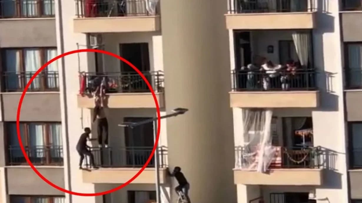 Balkondan düşmek üzere olan kız çocuğunu kurtardı!