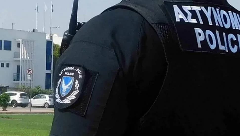Rum polisi, Limasol Polis Karakolu'nda emare olarak tutulan scooteri çaldı