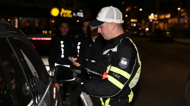 Trafik denetimlerinde 310 sürücü rapor edildi, 15 araç trafikten men edildi