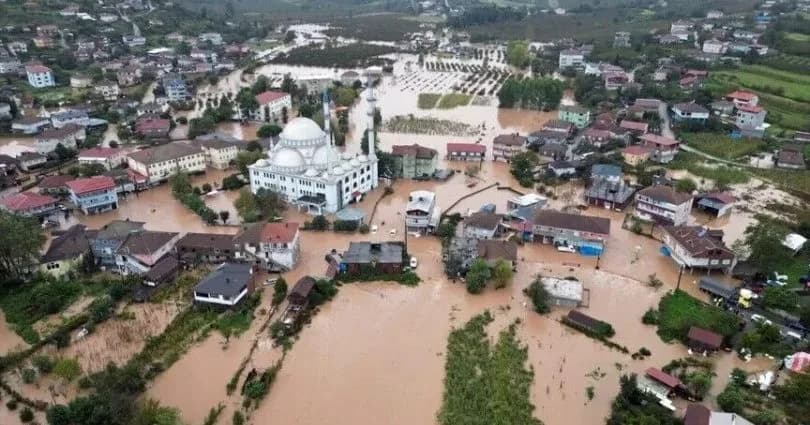 Sakarya’da kuvvetli yağış günlük yaşamı ve ulaşımı olumsuz etkiledi