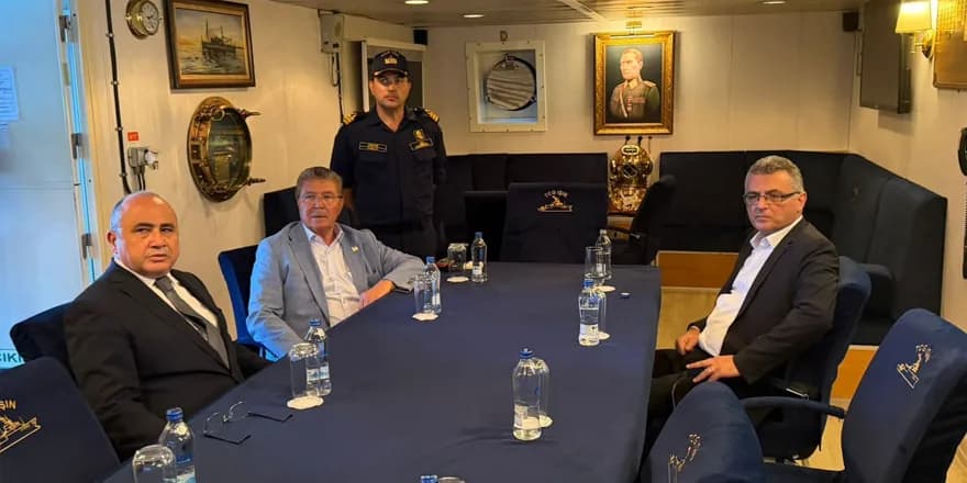 Cumhurbaşkanı Erhürman, arama kurtarma gemisinde çalışmaları izliyor