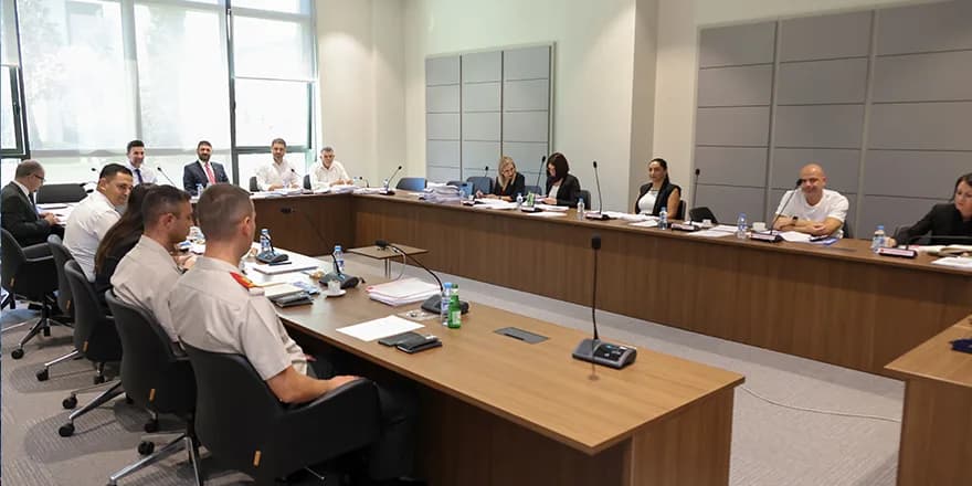İdari, Kamu ve Sağlık İşleri Komitesi, Güvenlik Kamu Görevlileri başlıklı iki ayrı yasa tasarısını görüştü