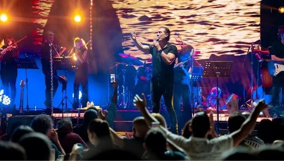 Kıraç, Merit Royal Gardens’ta unutulmaz bir müzik gecesine imza attı