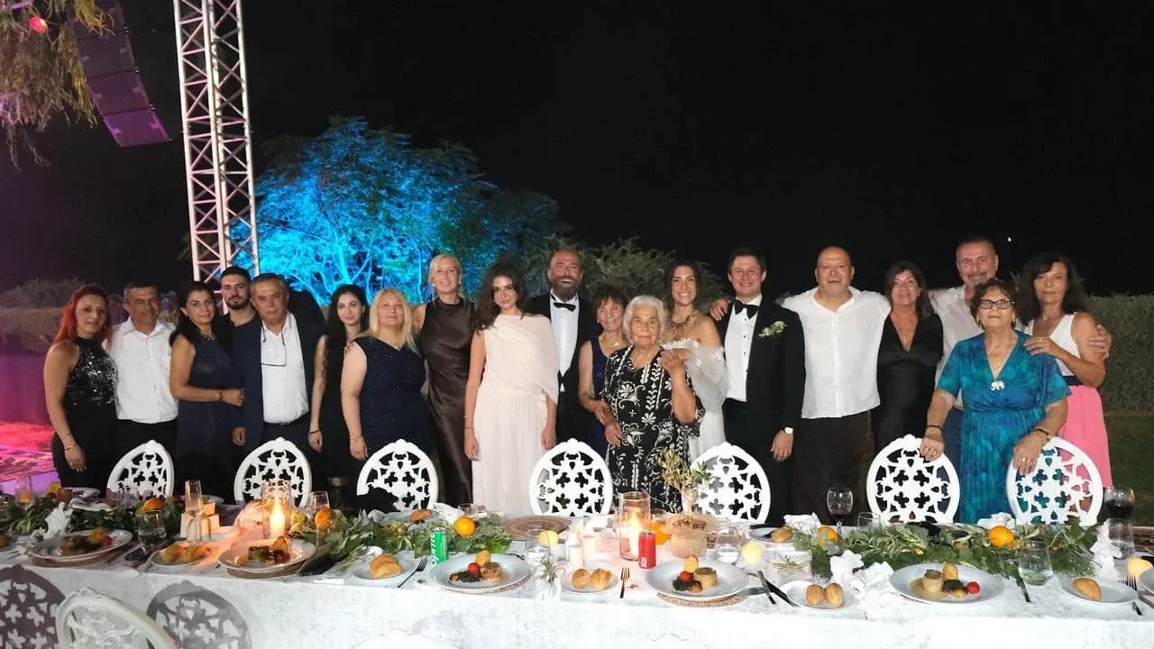 Abdullah Öztoprak’ın kızı Berfu ile Ozan’ın Kıbrıs kültürüyle hazırlanan düğünü 2026'ya damga vurdu...