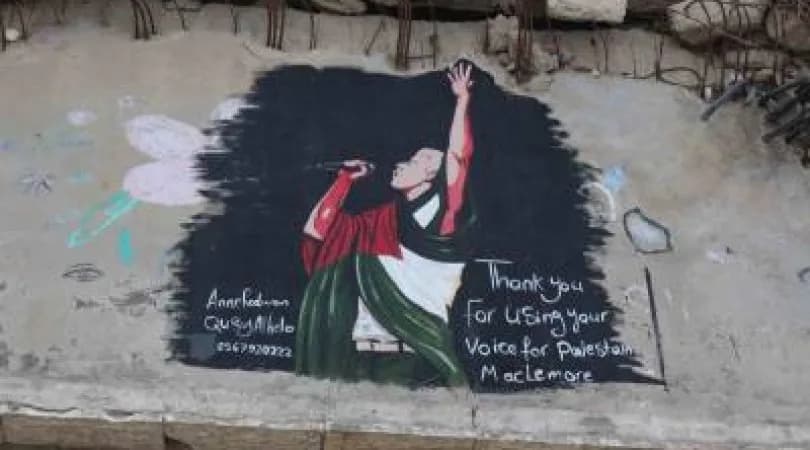 Gazze’de sanatçılar, bina duvarına Filistin’i destekleyen ABD’li rapçi Macklemore’un resmini çizdi
