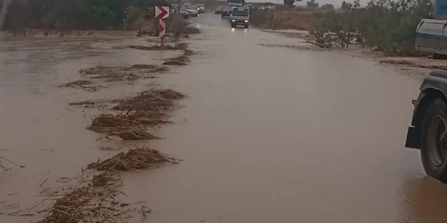 Yılmazköy - Kılıçaslan ana yolu üzerindeki dere taştı, yol trafik akışına kapatıldı