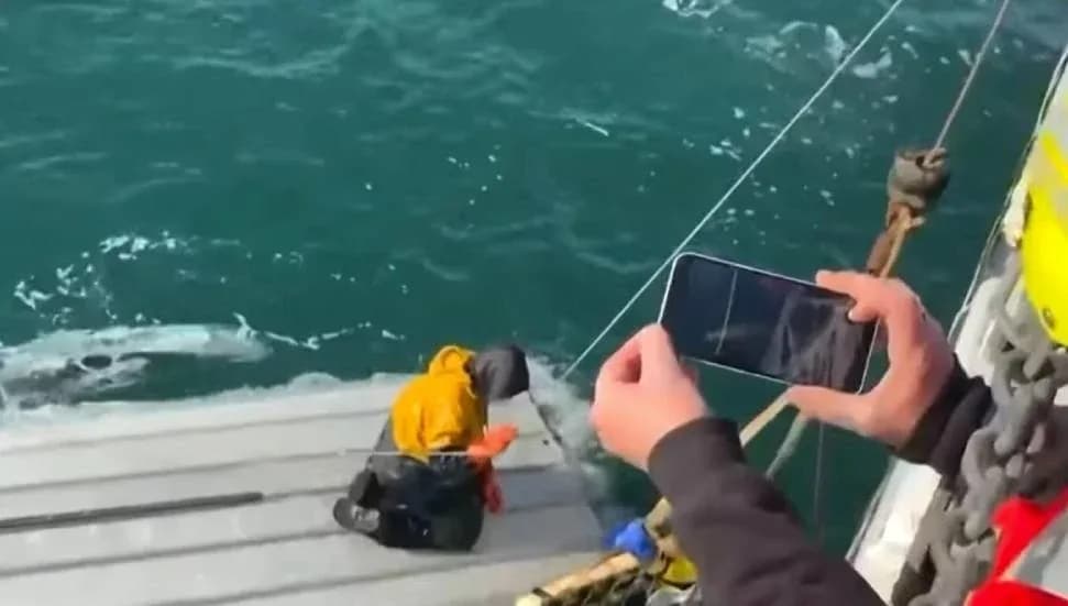 Alaska'da alabora olan teknenin üzerinde günlerce kalan çocuk kurtarıldı