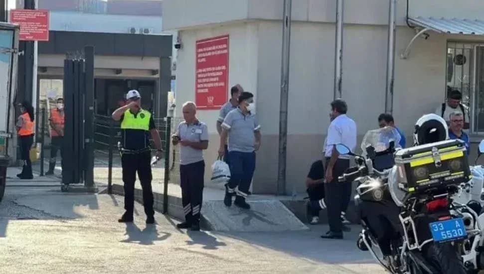 Mersin Limanı'nda konteynerin üzerine iş makinesi devrildi: Gaz sızıntısından 35 işçi etkilendi