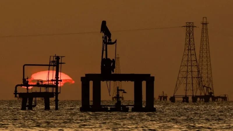 Brent petrol yükseldi, altın fiyatları düştü