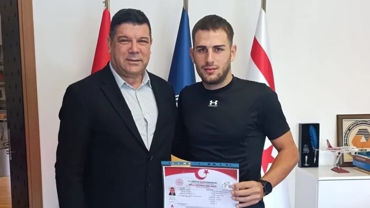 DAÜ öğrencisi ve milli bisikletçi Emre Kaplan'dan DAÜ Rektörü Hasan Kılıç’ı ziyaret