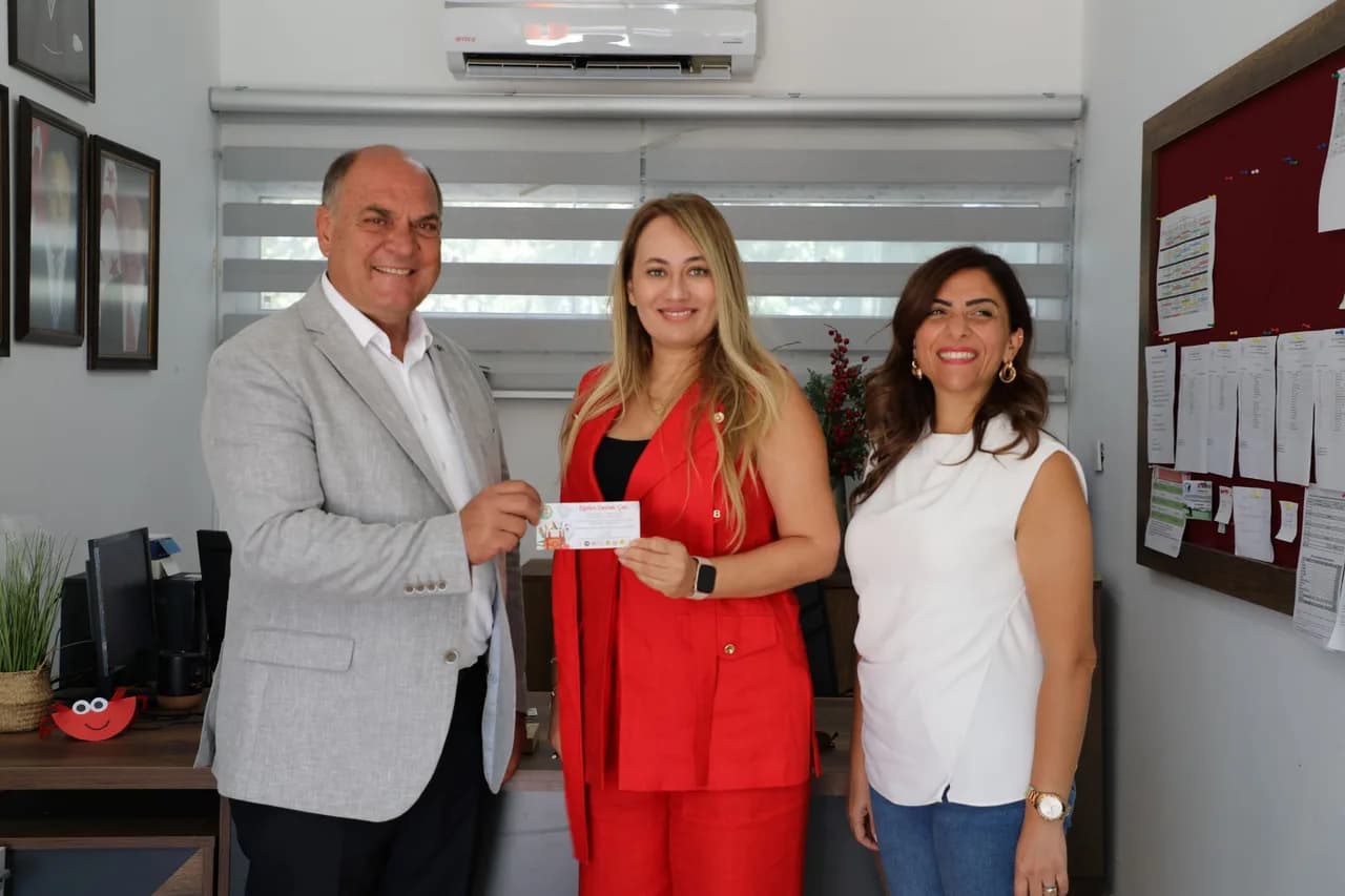 Karavezirler, anaokulu ve ilkokul öğrencileri için hazırlanan eğitim çeklerini müdürlere teslim etti