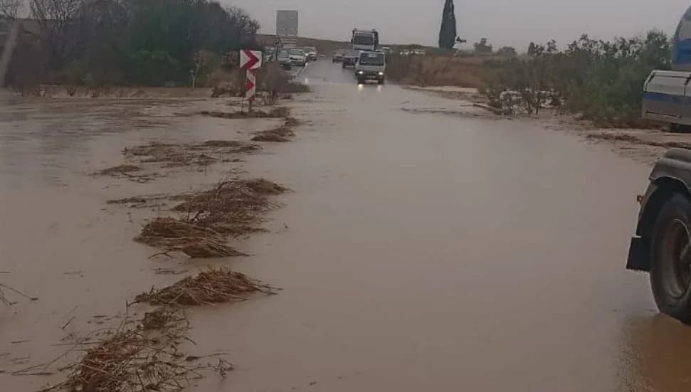 Yılmazköy-Kılıçaslan Anayolu dere taşması nedeniyle trafiğe kapatıldı