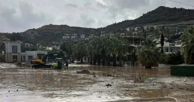 Muğla’da sağanak yağış günlük yaşamı felç etti