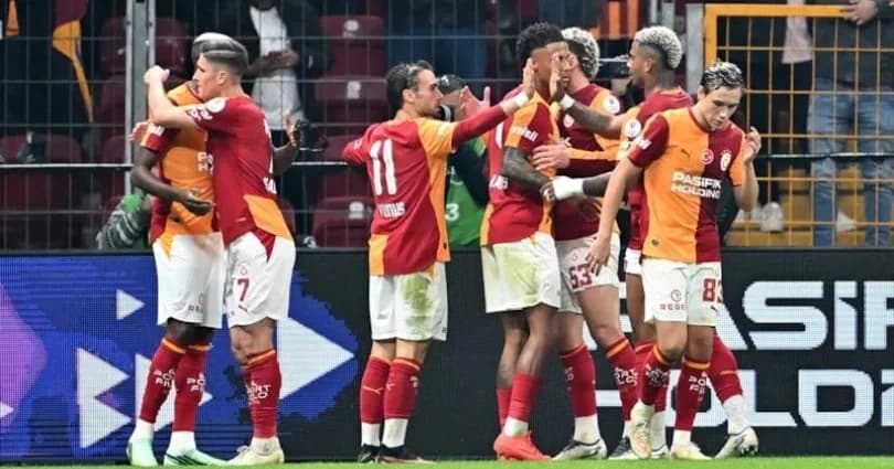 Galatasaray, sahasında Fenerbahçe’yi 2-1 yenerek liderliğini sürdürdü