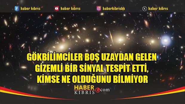 Gökbilimciler boş uzaydan gelen gizemli bir sinyal tespit etti, kimse ne olduğunu bilmiyorGüney yarımküredeki Ocak takımyıldızında sıradan görünen küçük bir gökyüzü parçası bulunuyor. Ancak evrenin bu sıradan görünen noktası, gökyüzünün en iyi kataloglanmış bölgeleri arasında yer alıyor. Hubble Uzay Teleskobu meşhur Ultra Derin Alan görüntüsünü elde etmek için bu bölgeye 270 saatten fazla odaklandı. Bu bölgede evrenin derinliklerine milyarlarca ışık yılı uzanan yaklaşık 10 bin galaksi bulunuyor. James Webb Uzay Teleskobu fırlatıldığında aynalarının aynı bölgeye dönmesi beklenen bir durumdu. Teleskop, Hubble'ın gözden kaçırmış olabileceği şeyleri bulmak için çok daha hassas kızılötesi yeteneklerini kullandı. Webb teleskobu, gökbilimcilerin onlarca yıldır incelediği bir uzay parçasının hala bazı sürprizler barındırabileceğini ortaya koydu. Teleskop bu küçük alanın bir köşesinde tuhaf bir sinyal tespit etti. Bu sinyal yaklaşık üç ay arayla yapılan gözlemlerde iki kez saptandı. Ancak bir sorun var. Hem Webb hem de Hubble'dan yapılan diğer tüm önceki gözlemlerde o noktada hiçbir şey bulunmuyor. Bu durum orada hiçbir şey olmadığı anlamına gelmiyor. Tespit edilemeyecek kadar sönük olan bir nesne kısa süreliğine güçlü bir parlama yapmış olabilir. Ancak bu durum sinyali şu an için tatmin edici bir açıklaması olmayan bir gizem haline getiriyor. Işığın özellikleri inceleniyor Bu sinyalin neden bu kadar tuhaf olduğunu anlamak için gökbilimcilerin evreni nasıl incelediğine bakmak gerekiyor. Optik bir teleskoba bakıldığında aynası tarafından toplanan ışıktan oluşan bir görüntü görülür. Hubble görüntüsüne bakıldığında da farklı dalga boylarını yakalayan filtrelerden alınmış görüntülerin birleşimi görülüyor. Bazı teleskoplar ise ışığı farklı dalga boylarına ayırabiliyor. Bu işlem, çok dalga boylu bir görüntüde ayırt edilmesi zor olan özellikleri ortaya çıkarabiliyor. Güneş'ten gelen tüm ışık toplandığında beyaz görünürken bir spektruma ayrıldığında belirli dalga boylarının emildiği yerde karanlık çizgiler görülüyor. Diğer nesneler ise atomların veya moleküllerin belirli dalga boylarında ışık olarak enerji yaydığı parlak çizgiler üretiyor. Bunlara emisyon çizgileri adı veriliyor. Gökbilimciler bu çizgileri tespit etmek için spektroskopi adı verilen bir teknik kullanıyor. Bu, astrofiziksel nesnelerin kimyasal bileşimini ve diğer özelliklerini belirlemek için önemli bir yöntem olarak öne çıkıyor. Yeni bir yöntem denendi Minnesota Üniversitesinden astrofizikçi Mason Huberty ve meslektaşları biraz farklı bir şey denemek istedi. Spektroskopiyi bilinen nesneleri incelemek için kullanmak yerine Webb teleskobunun Yakın Kızılötesi Spektrografının henüz bulunmamış nesneleri keşfetmek için bir araç olup olamayacağını görmek istediler. Normalde gökbilimciler mevcut gözlemlerden bilinen hedefleri seçiyor ve cihazın kapaklarını hedef ışığının spektrografa gireceği şekilde konumlandırıyor. Bu çok yararlı bir teknik olsa da hedefin nerede olduğunu önceden bilmeyi gerektiriyor. Huberty ve ekibi ise bunun tam tersini yaptı. Ekip, ışığı toplamak istedikleri spektrumu kirletebilecek, Hubble'ın daha önce tespit ettiği bilinen ön plan nesnelerini örten kapaklar dışındaki neredeyse tüm kapakları açtı. Ardından toplanan ışığı spektrumlara ayırdılar ve elde edilen verilerde emisyon çizgileri aradılar. Bu işlemi ağustos ve kasım 2023'te 88 gün arayla ve farklı gözlem açılarında iki kez tekrarladılar. Amaç, geleneksel gözlemlerin gözden kaçırmış olabileceği soluk ve uzak nesneleri bulmaktı. Hubble'ın zengin gözlem verileri ideal bir test alanı oldu. Yöntem işe yaradı ve zorlu kriterleri geçen altı tespit uzak galaksilerle eşleşti. Yedinci tespit gizemini koruyor Asıl sorun yedinci tespitte yaşandı. Bu, her iki yakın kızılötesi gözlemde yaklaşık 1,6 mikrometre seviyesinde görünen tek ve parlak bir çizgiydi. Kendi başına yakın kızılötesi emisyon oldukça normal kabul ediliyor. Ancak bu çizgiye eşlik eden başka hiçbir emisyon çizgisi yoktu. Hubble ve Webb teleskoplarının önceki gözlemlerinde de o uzay parçasında başka hiçbir şey görülmemişti. Bu durumun teknik bir hata olarak açıklanması da kolay görünmüyor. Sinyal, 88 gün arayla her iki gözlem yönünde elde edilen dört pozlama setinde de ortaya çıktı ve ölçümler tutarlıydı. Üstelik emisyon çizgisi, daha önceki Webb teleskobu görüntülerinde de görülmesi gerekecek kadar parlaktı. Ekim 2022'de yapılan araştırmada teleskobun bunu gözden kaçırması imkansızdı. Bu durum, sinyalin o zamanlar orada olmadığı ihtimalini gündeme getiriyor. Sinyalin kaynağı için dört ana senaryo var Sinyalin tam olarak ne kadar uzakta olduğu bilinmediği için sadece bir çizgiyi tanımlamak oldukça zorlaşıyor. Uzay genişledikçe ışık daha kırmızı dalga boylarına doğru uzuyor. Bu nedenle kızılötesi bir foton çok uzaktan gelen enerjik bir ışık veya çok daha yakından gelen daha az enerjik bir ışık olabiliyor. Ne olduğunu ve nasıl üretildiğini anlamak için dalga boyundan daha fazla bilgiye ihtiyaç duyuluyor. Emisyon çizgisini üretmiş olabilecek dört ana şüpheli bulunuyor ancak hiçbiri duruma tam olarak uymuyor. İlk senaryo erken evrendeki bir galaksiye işaret ediyor. Ancak emisyon çizgisi erken evreni dolduran nötr hidrojenden geçmekte zorlanacağı ve önceki gözlemlerde görünmesi gerektiği için bu senaryo zayıf kalıyor. Daha yeni bir galaksi de sorumlu olabilir ancak bu durumda tek bir emisyon çizgisi değil başka çizgiler de olması gerekiyor. Bir süpernova ihtimali de tespit edilemeyen başka emisyon çizgileri üretmesi gerektiği için zayıflıyor. Son olarak bir yıldızı parçalayan bir kara delik, başka pek fazla tespit edilebilir ışık olmadan güçlü bir emisyon çizgisi üretebiliyor. Ancak bunun gerçekleştiğini kanıtlayacak yeterli kanıt bulunmuyor. Araştırmacılar makalelerinde bu nesnenin son derece sıra dışı olduğunu ve aşırı fiziksel koşulları test ettiğini yazdı. Bilim insanları emisyonun fiziksel kökenini belirlemek için takip gözlemlerinin şart olduğunu vurguladı. Daha hassas spektroskopinin ek emisyon çizgilerini ortaya çıkarabileceği ve kaynağın doğasını kesin olarak belirleyebileceği ifade edildi. Araştırma The Astrophysical Journal'da yayımlandı.
