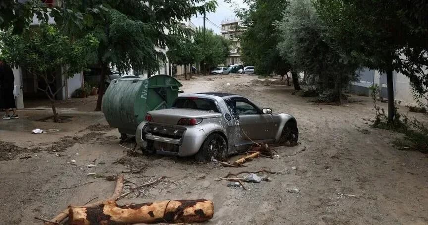 Girit Adası’nda şiddetli yağış ve rüzgar nedeniyle köprü yıkıldı, yollar kapandı, eğitim durdu