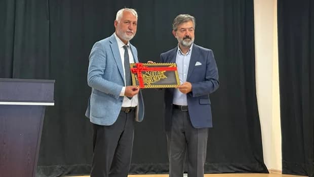 Hala Sultan İlahiyat Koleji’nde, “Hayat İçinde Dikkat Edilmesi Gerekenler, Kişisel Gelişim ve Yapay Zeka” konferansı yapıldı