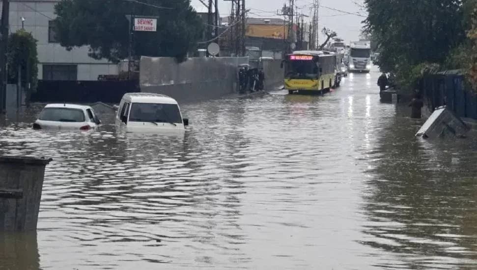 İstanbul'u sağanak ve fırtına vurdu: Yollar göle döndü, bir kişi suya kapıldı